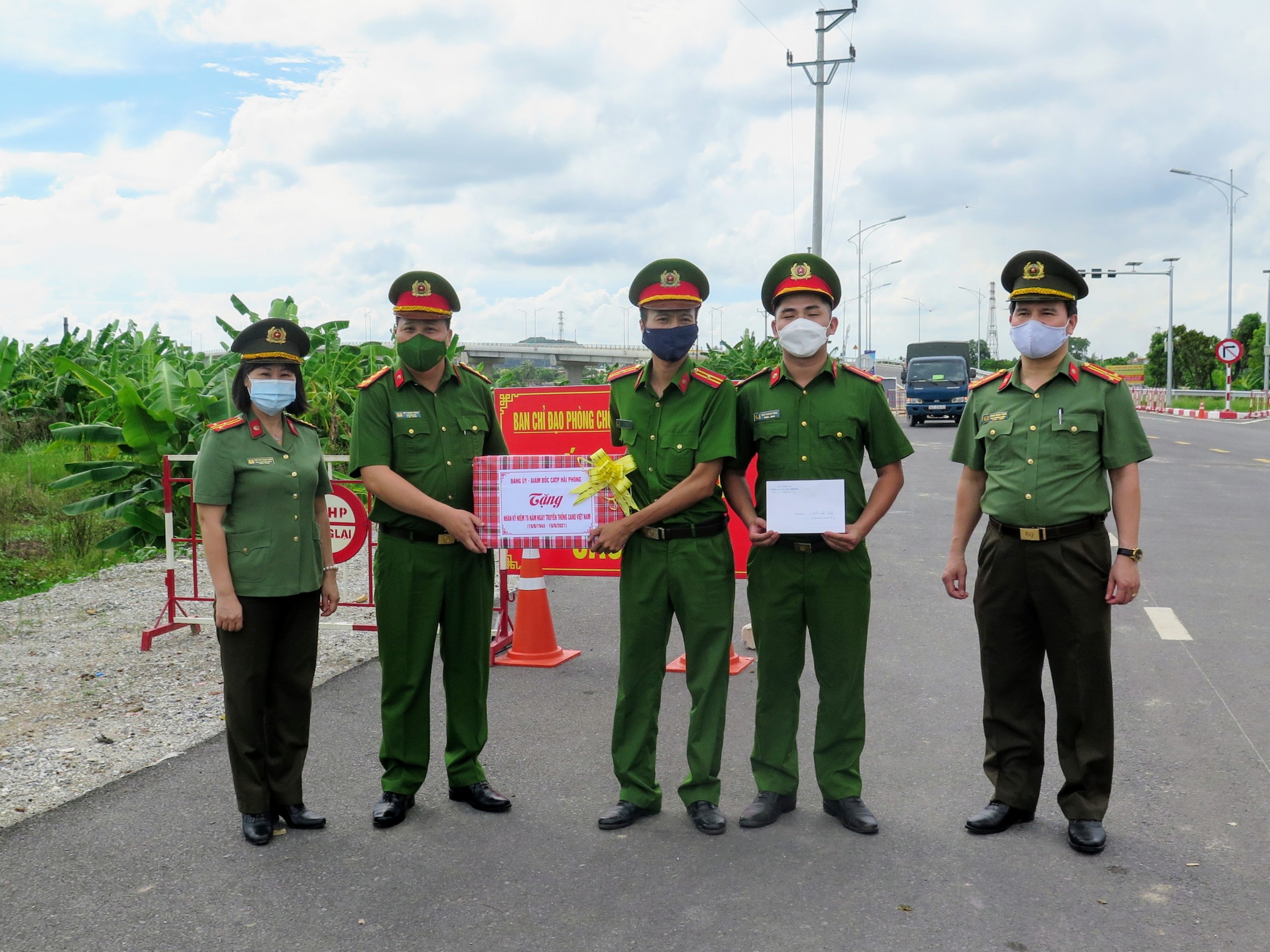 Đại tá Bùi Trung Thành - Phó Giám đốc CATP tặng quà 2 chốt phòng chống dịch bệnh Covid-19